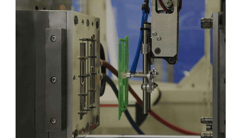 Thermally conductive plastics using injection molding 