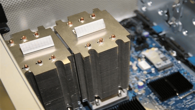 Dos disipadores de calor de CPU pasivos con construcción de cobre y aluminio en una placa base de servidor
