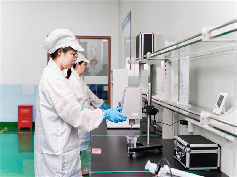 Investigadores del departamento de I+D de Jiuju prueban materiales de interfaz térmica en el laboratorio.