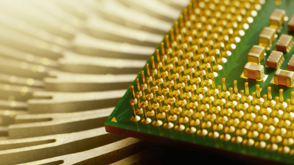 Chip-Motherboard auf gelbem Hintergrund
